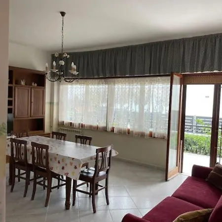 Casa Sul Mare Con Posto Auto E Giardino Privato