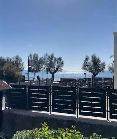 Casa Sul Mare Con Posto Auto E Giardino Privato *