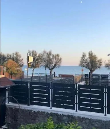 Casa Sul Mare Con Posto Auto E Giardino Privato